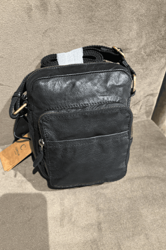 Corium Crossbody Taske | Vasket skind sort