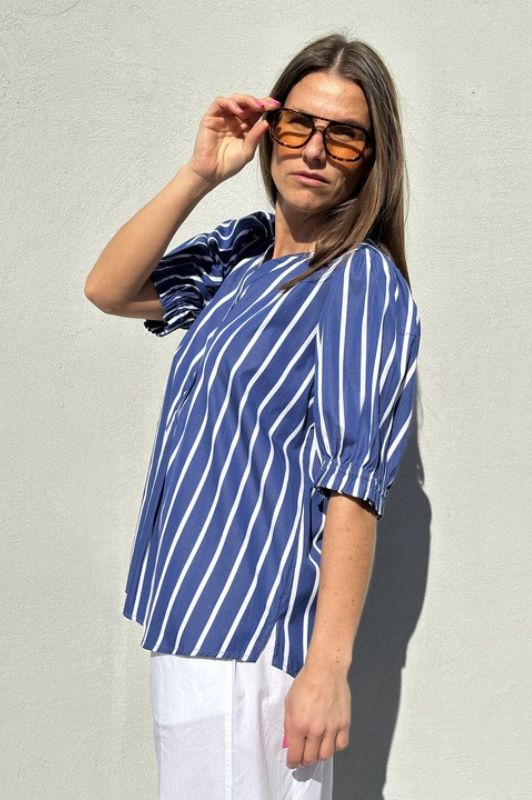 Gaspar Tunø SS print bluse I Blå strib  I Dresslab