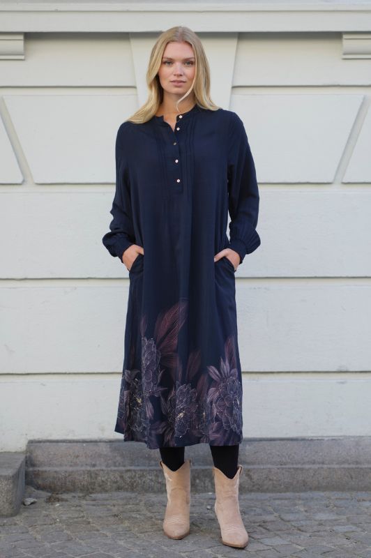 Prepair Caroline dress | Smuk kjole i marineblå med borderprint