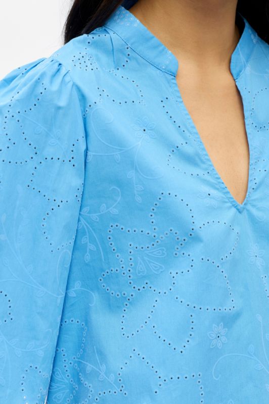 Object Helia I Broderie anglaise top i smuk blå I Dresslab
