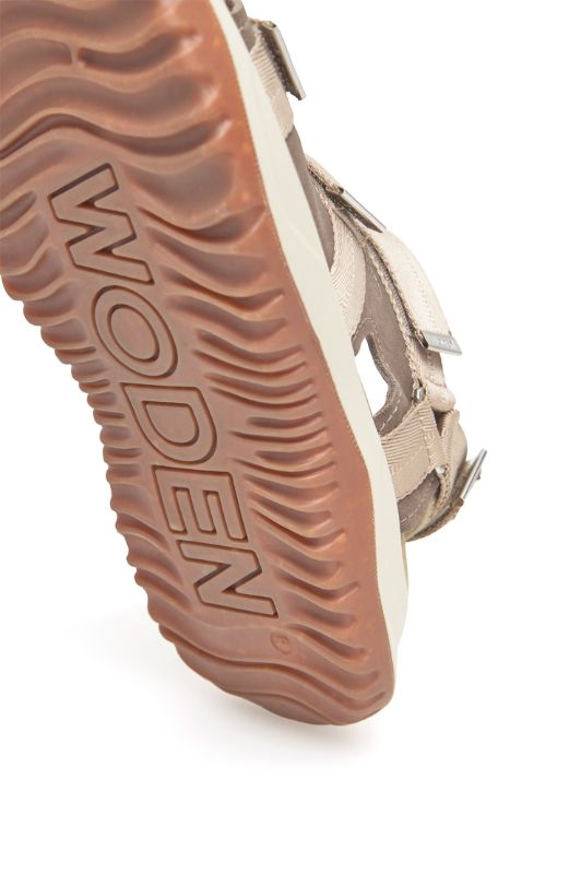 Woden Caroline | fleksibel sandal i sand I Dresslab