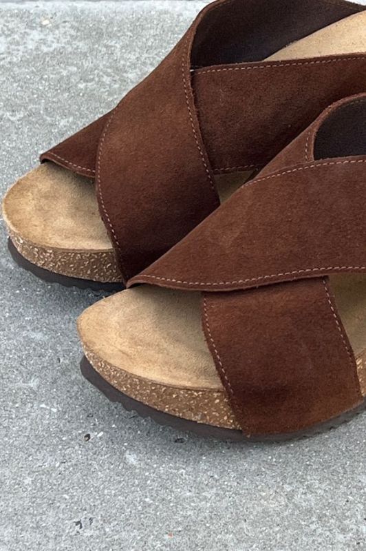 Copenhagen Shoes Frances sandal I Mørkebrun ruskind med kilehæl