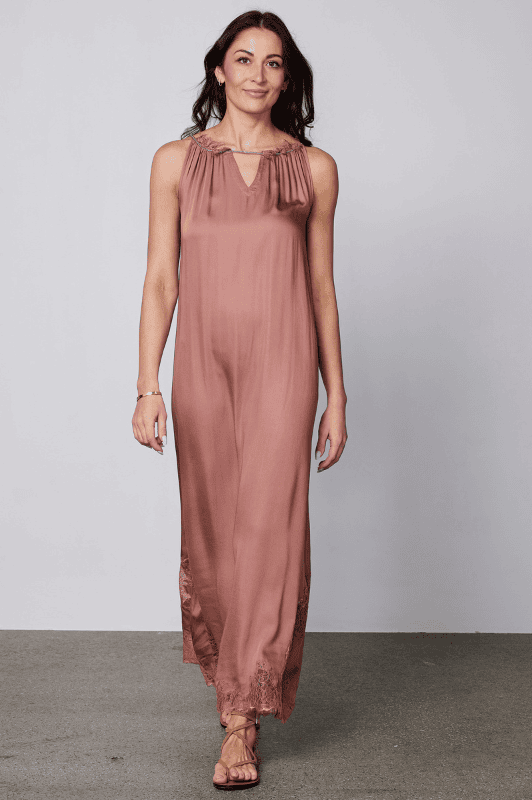 NÜ Zea dress I Flot festkjole i terracotta