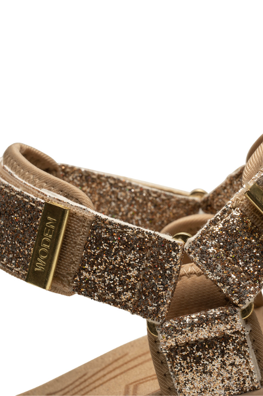 Woden Line sandal | Damesandal i glitter guld look I Natural Soft sål