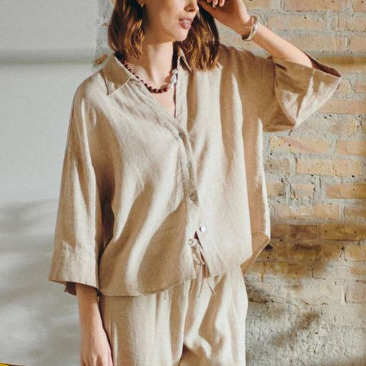 Freequent Lava shirt | Hørskjorte med v-hals i sand I Dresslab
