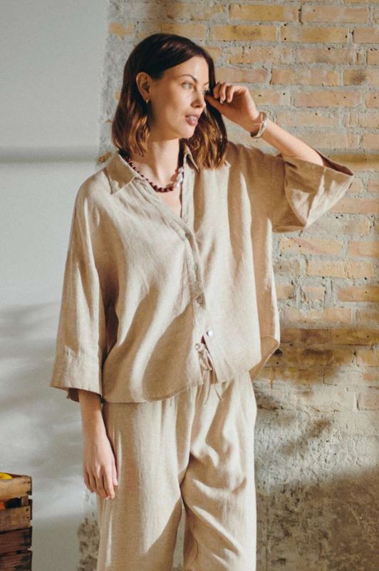 Freequent Lava shirt | Hørskjorte med v-hals i sand I Dresslab