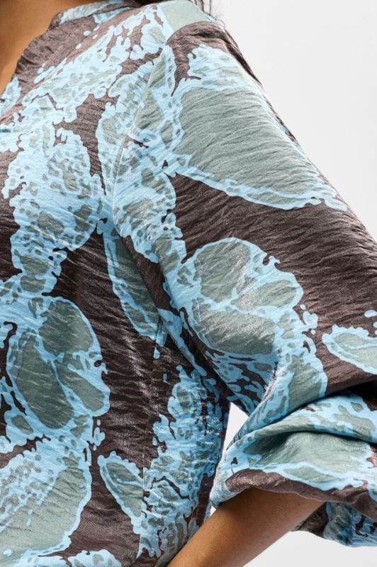 Object Yeva bluse I flot top i shiny effekt