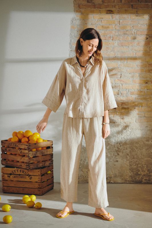 Freequent Lava shirt | Hørskjorte med v-hals i sand I Dresslab