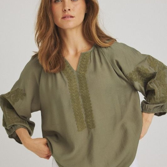 Luxzuz Viktoria bluse i khaki med khaki broderi
