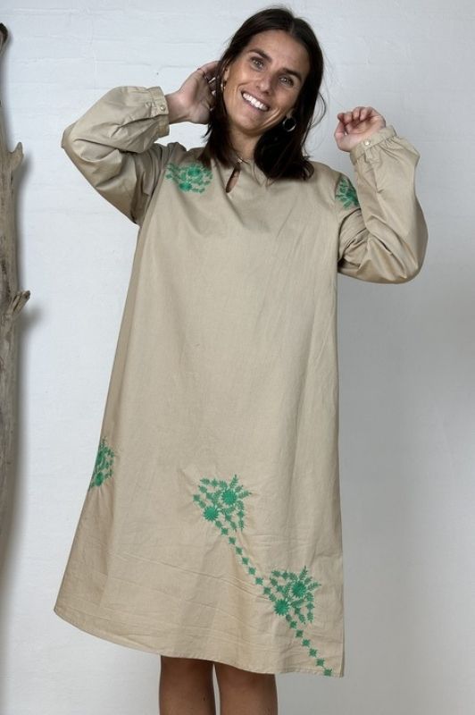 Gaspar Berlin dress | Cool kjole med broderi i sand