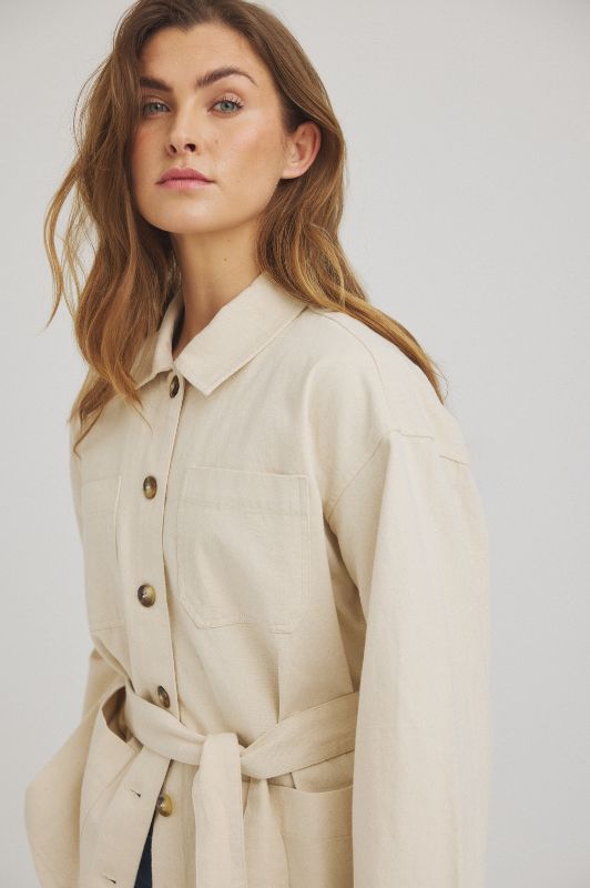Luxzuz Herle jacket shirt I Kort sandfarvet jakke med bindebælte