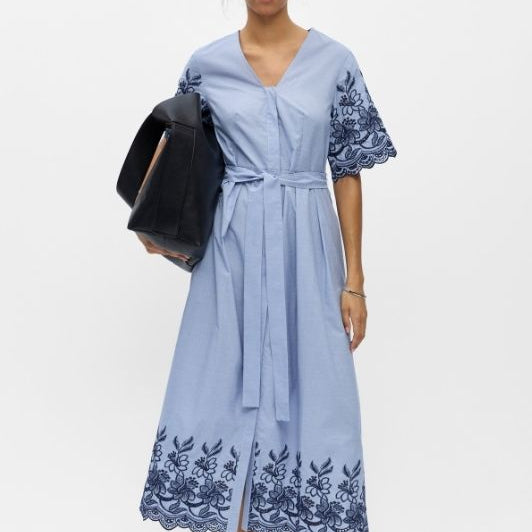 Object Vanna dress  I Blå poplin kjole med broderi I Dresslab
