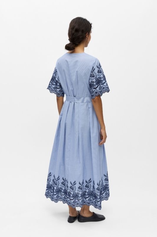 Object Vanna dress  I Blå poplin kjole med broderi I Dresslab