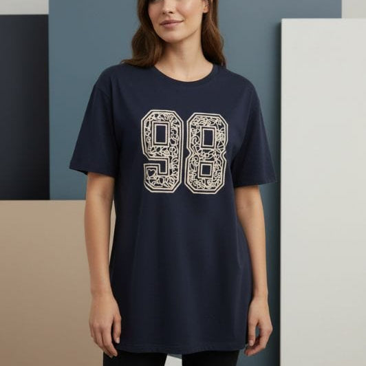 Ofelia Gela t-shirt | Oversized navy tee med broderi I Dresslab
