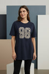 Ofelia Gela t-shirt | Oversized navy tee med broderi I Dresslab