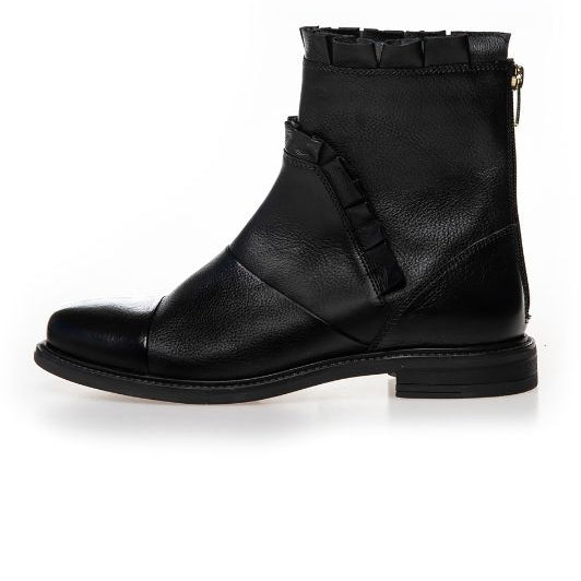 Copenhagen Shoes New Margaret | Sort dame støvle med flæser