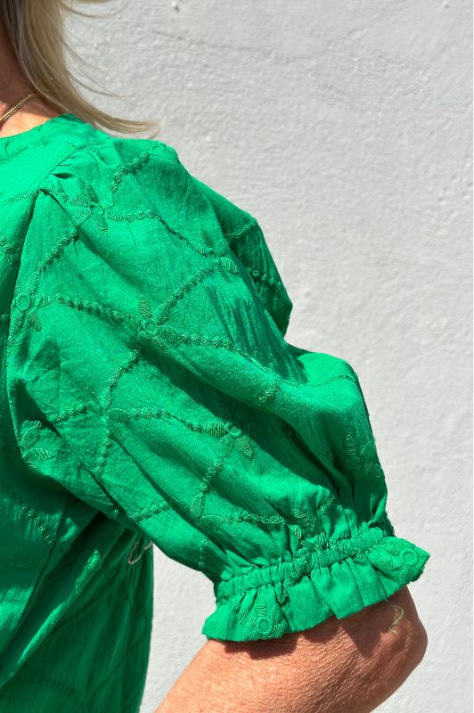PRE ORDER Gaspar Tunø dress | Flot broderie anglaise i grøn I Dresslab