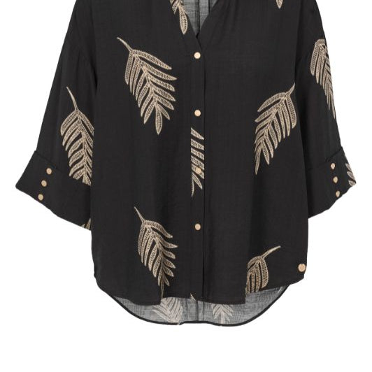 Prepair Lydia bluse I Cool sort skjorte med fjer print I Dresslab