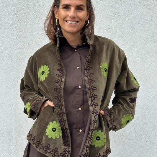 Utah short velvet jacket I  Velourjakke med broderi i olivengrøn