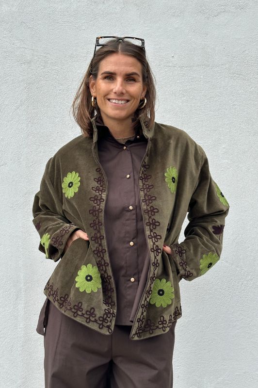 Utah short velvet jacket I  Velourjakke med broderi i olivengrøn