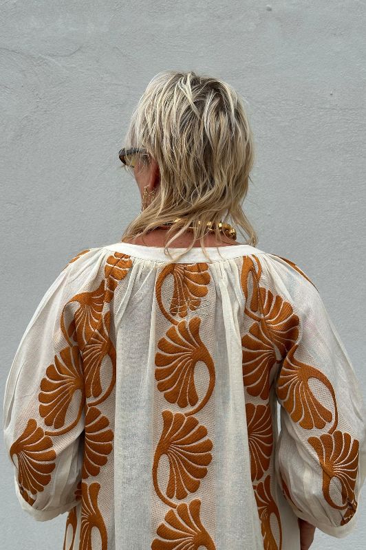 Gaspar Athen jaquard kaftan | Creme med guldmønster I Dresslab