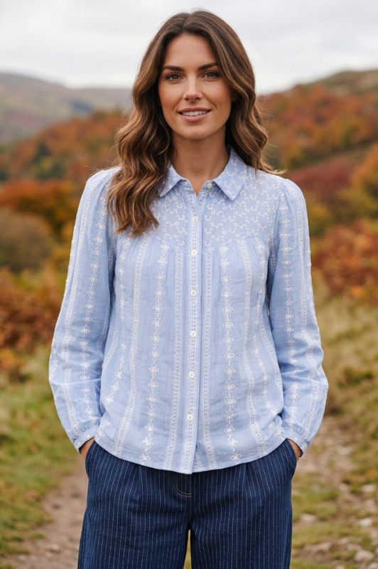 Ofelia Bell blå broderie anglaise bluse I Dresslab