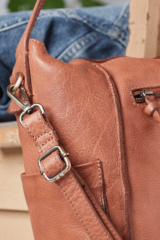 Corium crossbody i washed cognacfarvet skind