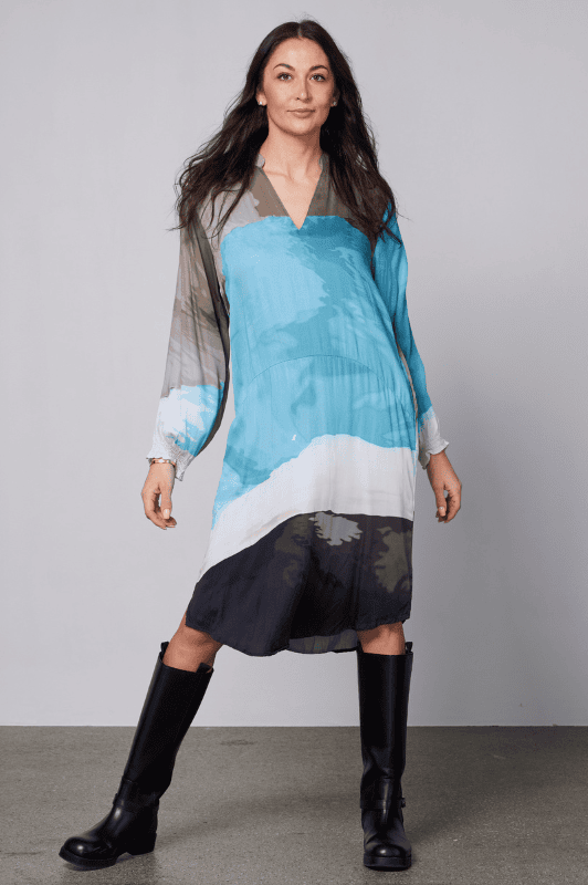 NÜ Yola dress | Smuk viskosekjole med batikprint blå