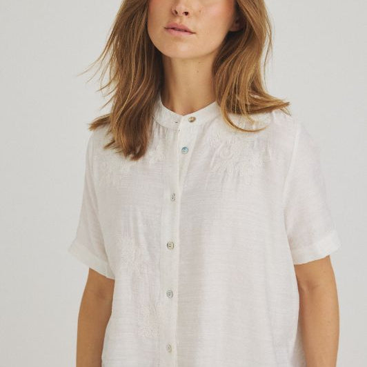 Luxzuz Alina bluse i hvid med broderi I Dresslab