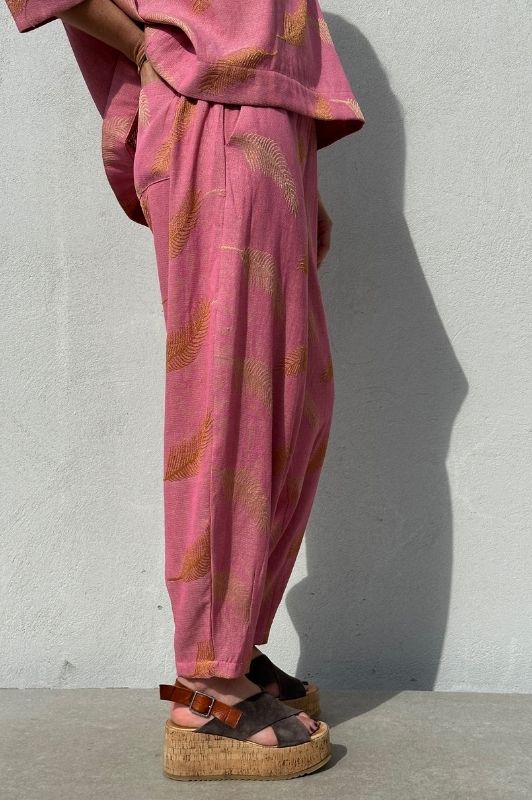 Gaspar Colorado pant | Jacquard buks i pink med fjerlook I Dresslab