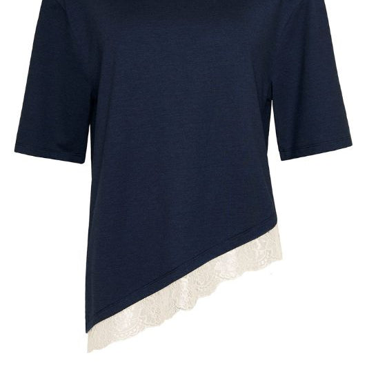 Ofelia Livia t-shirt | Asymmetrisk navy tee med blondekant