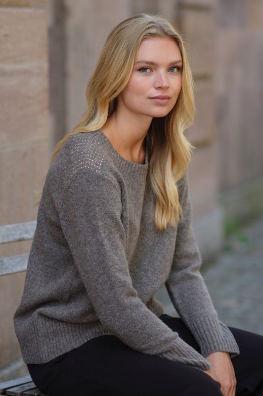 Prepair Babera Knit | Striktrøje i latté med guld-look nitter