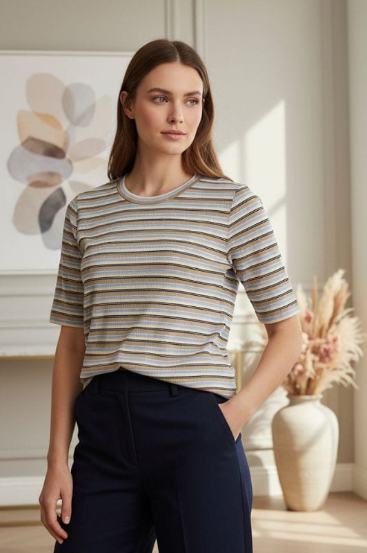 Ofelia Silje t-shirt | Ribbet stribet t-shirt i brun og blå I Dresslab
