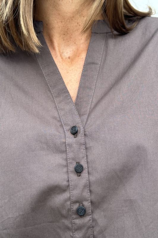 Gaspar Mumbai  I Cool poplin bluse i mørkebrun I Dresslab