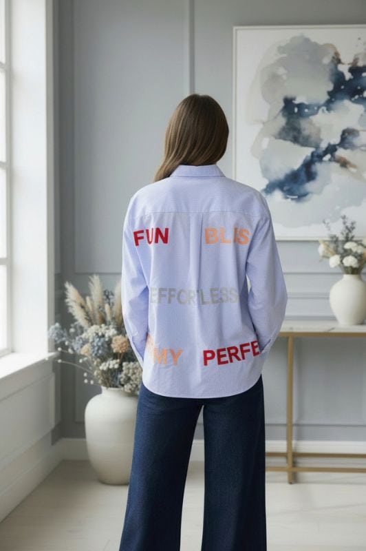 Ofelia Karin lyseblå stribet skjorte med farverige broderinger