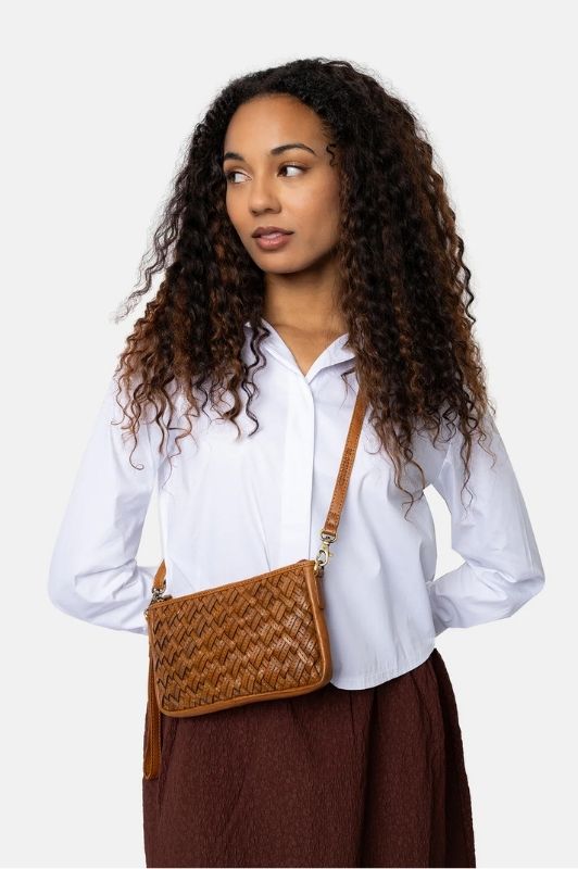 Re:Designed Mika clutch i flettet cognacfarvet ægte skind