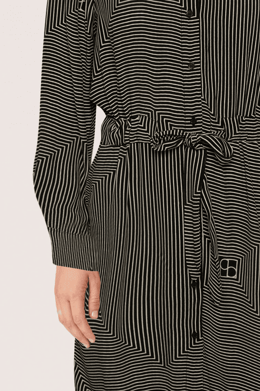 Soaked in Luxury I Molly kjole i sort hvidt monogram print