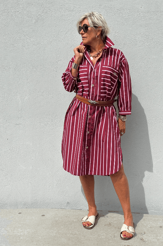PRE ORDER Gaspar Malmø skjortekjole | Cool stribet bordeaux kjole I Dresslab