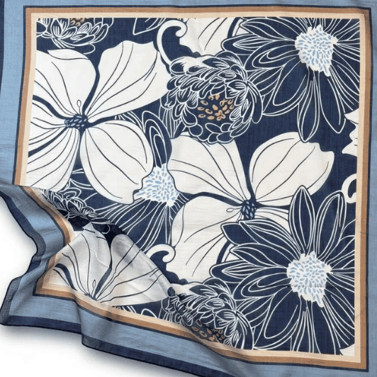Atelier Paris I Tørklæde med stort blomsterprint i blå I Dresslab