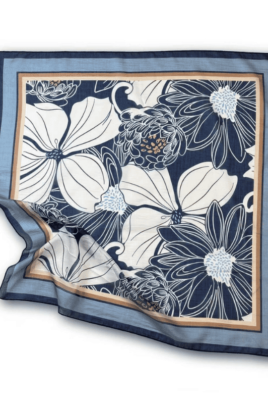 Atelier Paris I Tørklæde med stort blomsterprint i blå I Dresslab