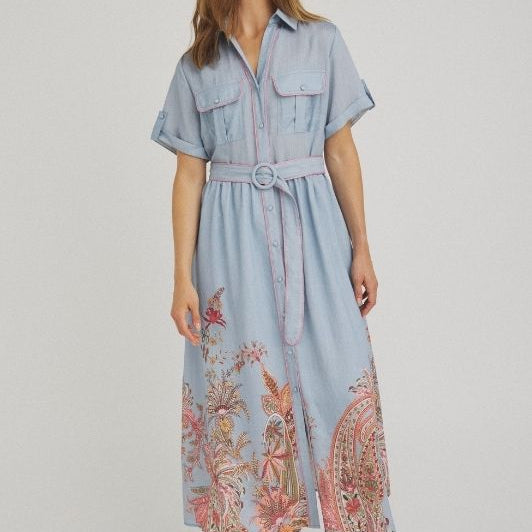 Luxzuz Vibe dress | Lyseblå kjole med flot borderprint I Dresslab