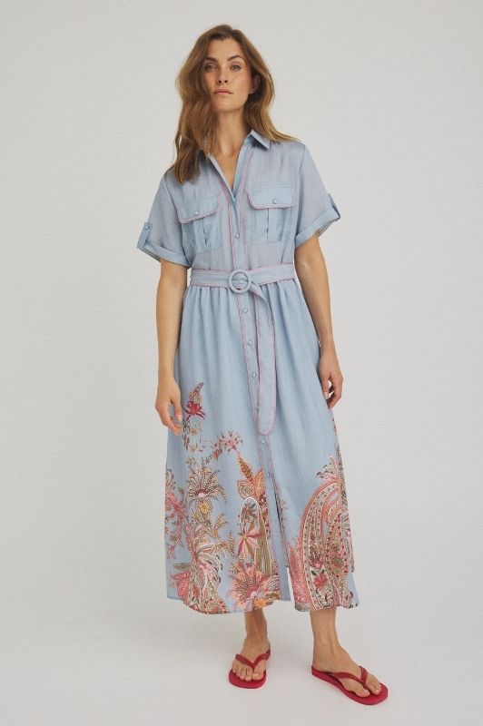Luxzuz Vibe dress | Lyseblå kjole med flot borderprint I Dresslab