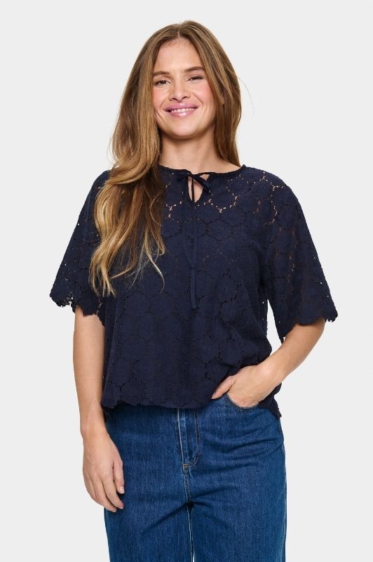 Saint Tropez Zoya | Broderie anglaise bluse i mørkeblå