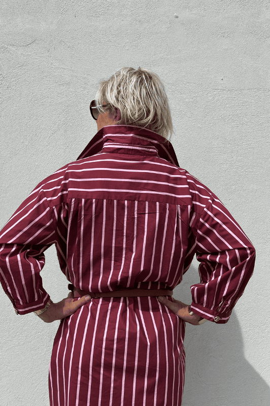 PRE ORDER Gaspar Malmø skjortekjole | Cool stribet bordeaux kjole I Dresslab