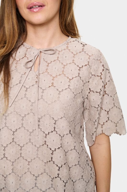 Saint Tropez Zoya | Broderie anglaise bluse i lattefarve