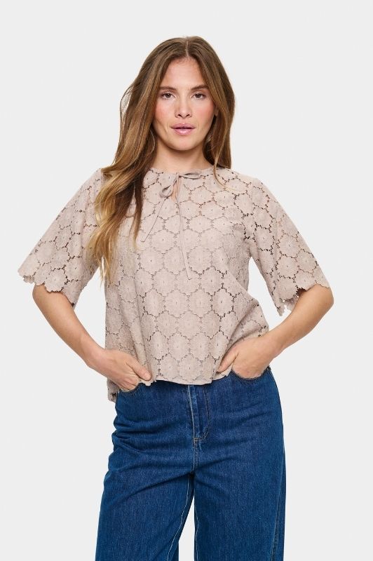 Saint Tropez Zoya | Broderie anglaise bluse i lattefarve