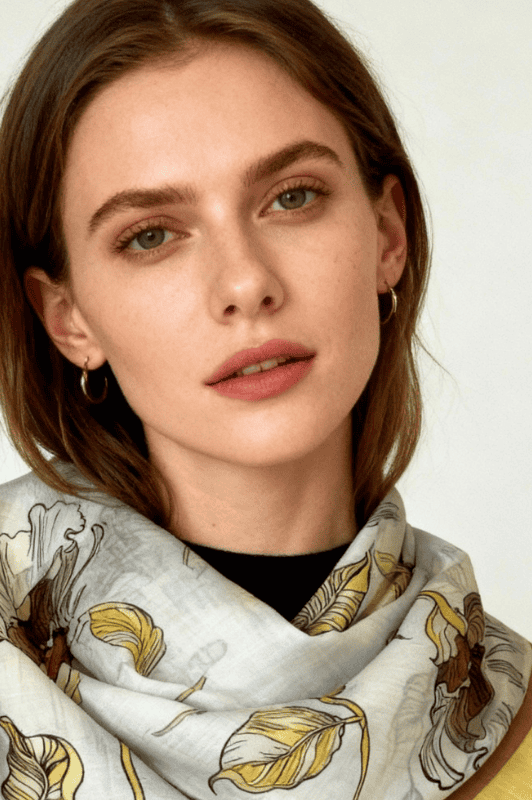 Atelier Paris I Fint tørklæde med blomsterprint i lysegul I Dresslab