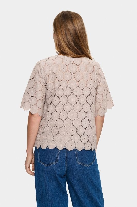 Saint Tropez Zoya | Broderie anglaise bluse i lattefarve