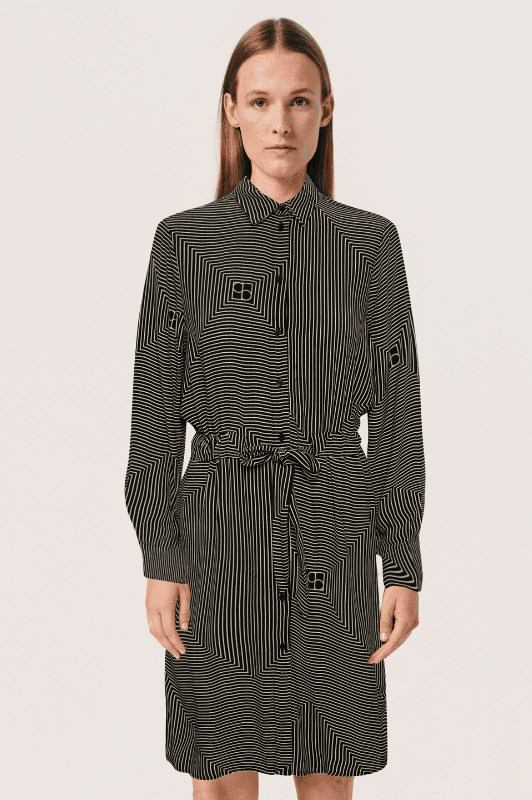 Soaked in Luxury I Molly kjole i sort hvidt monogram print