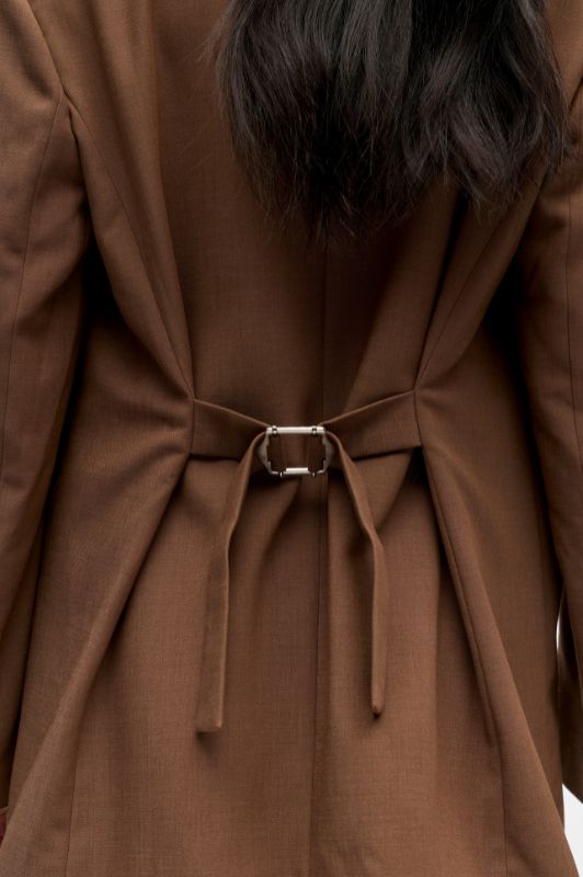 Object Inela Blazer i brun med flot spænde detalje på ryggen